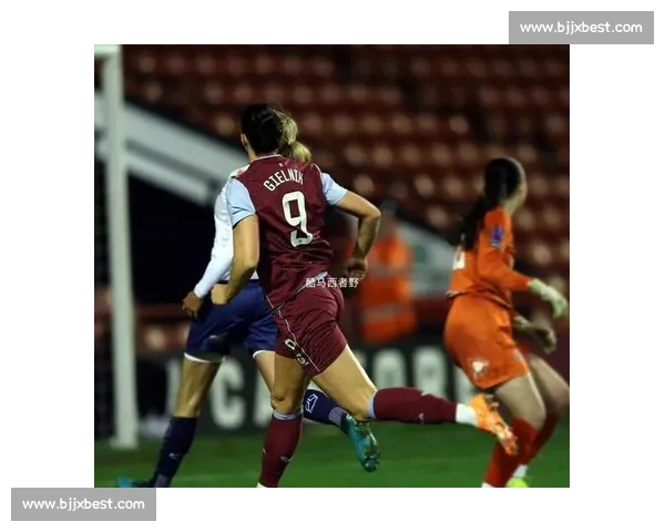 澳大利亚女足国脚戈里汉密尔顿岛完婚 李梦雯曾为队友见证